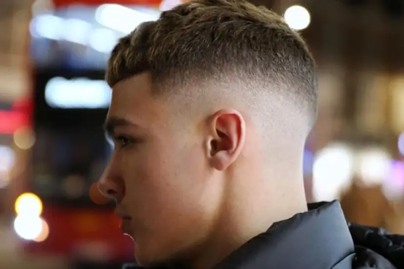 Medium Fade Padukan dengan Side Part
